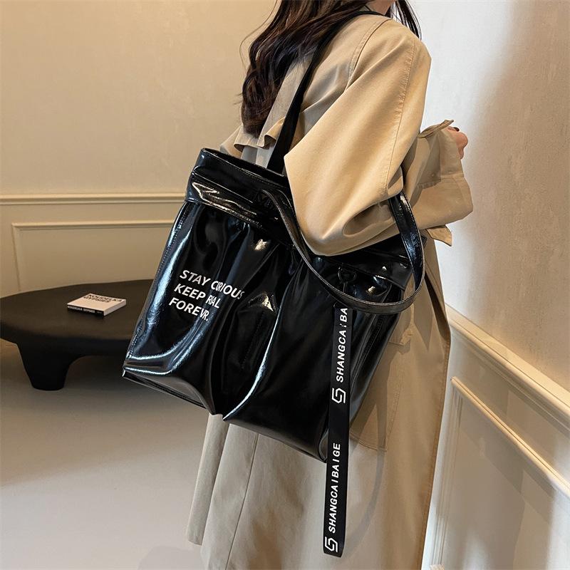 

Женская сумка из жирной кожи большой вместимости 2025 новая осенне-зимняя текстурная сумка на плечо универсальная и популярная классная сумка-тоут для поездок на работу чёрный