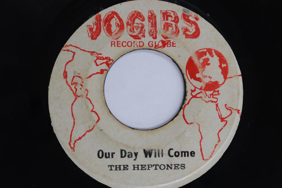 

7-дюймовая пластинка HEPTONES, 3-е и 4-е поколение - Наш день придет / О, какой день НЕТ JOGIBS RECORD G 1971 Ямайка Регги, Ска и Даб Б/У