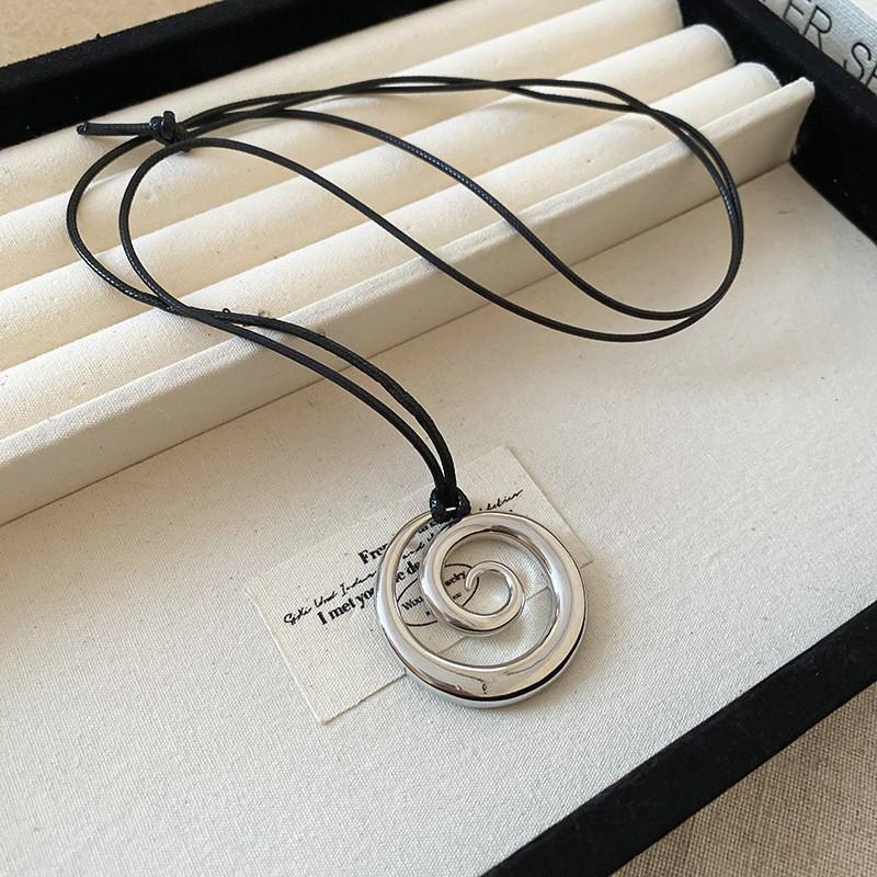 New Chinese leather pendant, fringed necklace, female ethnic style, niche retro sweater chain, fashion and high-end item jewelry.