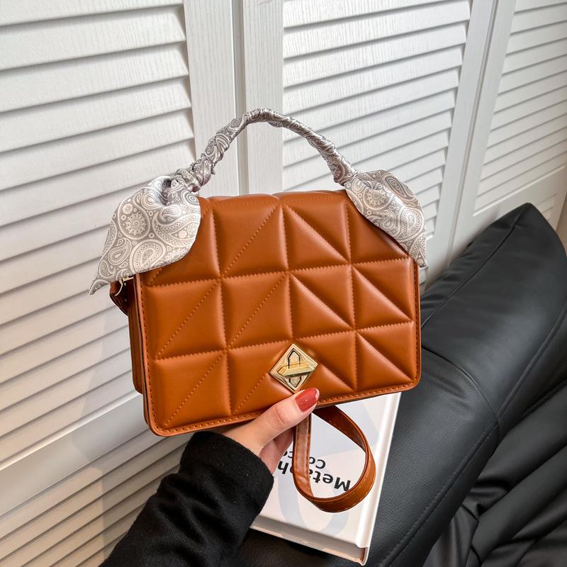 2025 Spring and Summer New Shoulder Crossbody Portable Women's Bag Fashion Korean Version Silk Scarf Diamond Chain Box Bag Women's Tide