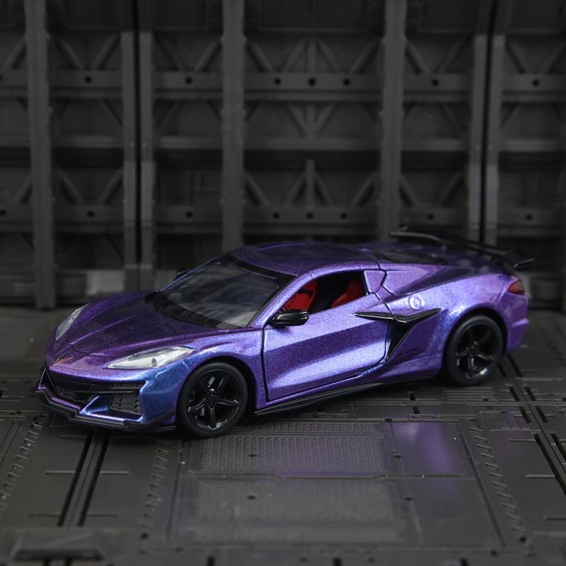 

CCA 1:24 Simulation Chevrolet Corvette Z06 Alloy Car Model has simulated sound and lighting functions fine workmanship фіолетовий