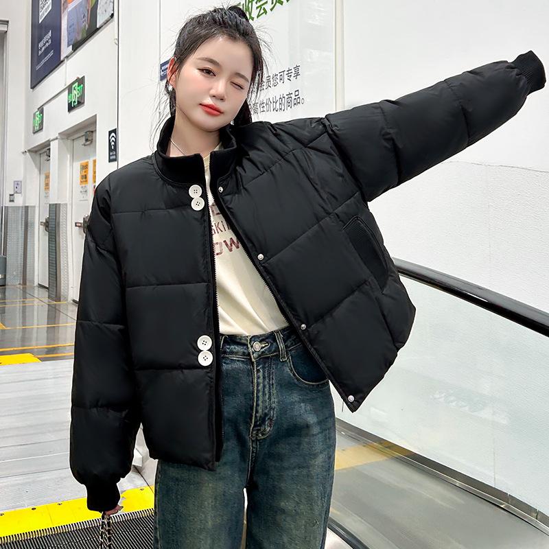 

Женская зимняя куртка 2025 года с контрастной вязаной лоскутной отделкой, имитирующая двойку, новая модель большого размера, короткая куртка со стойкой M чёрный