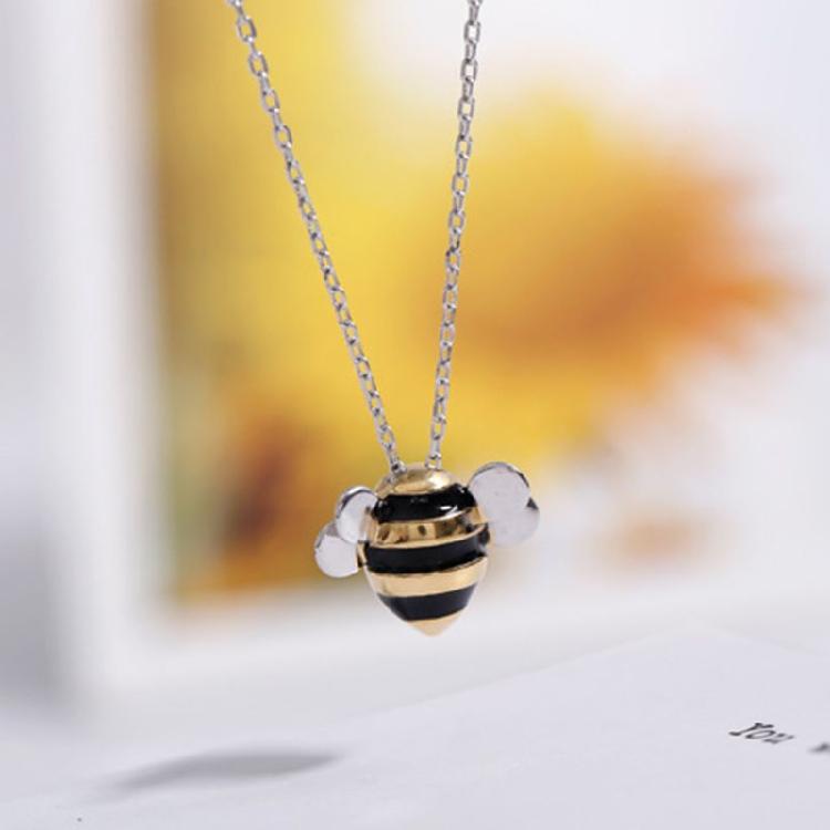 Beautiful Bee Pendant Necklace Silver Classy Clavicle Chain for Street Shooting