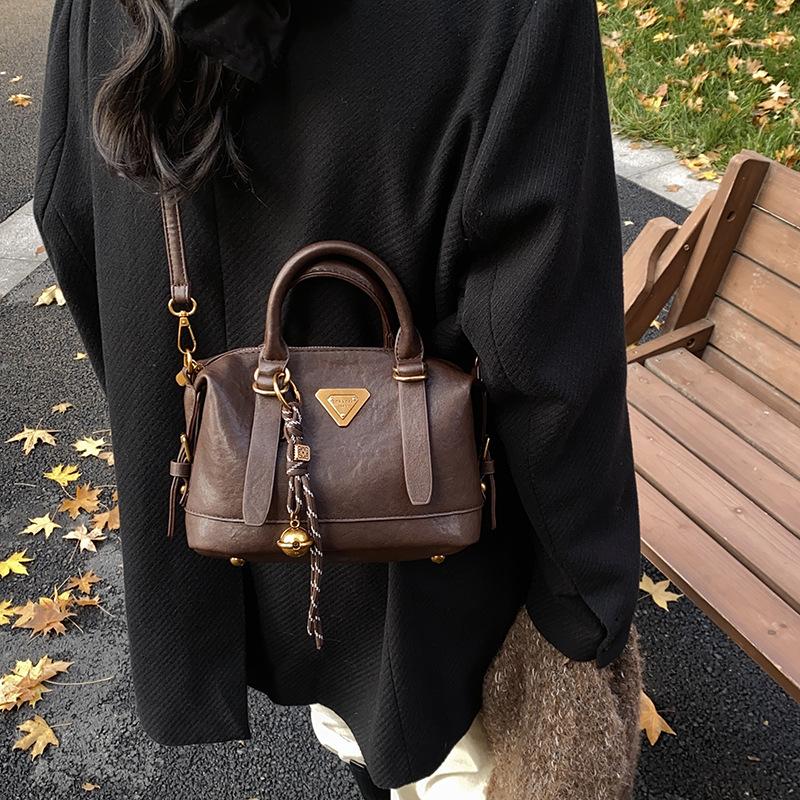 2025 New Autumn and Winter Boston Pillow Bag Fashion Versatile Messenger Handbag Trendy Women's Bag