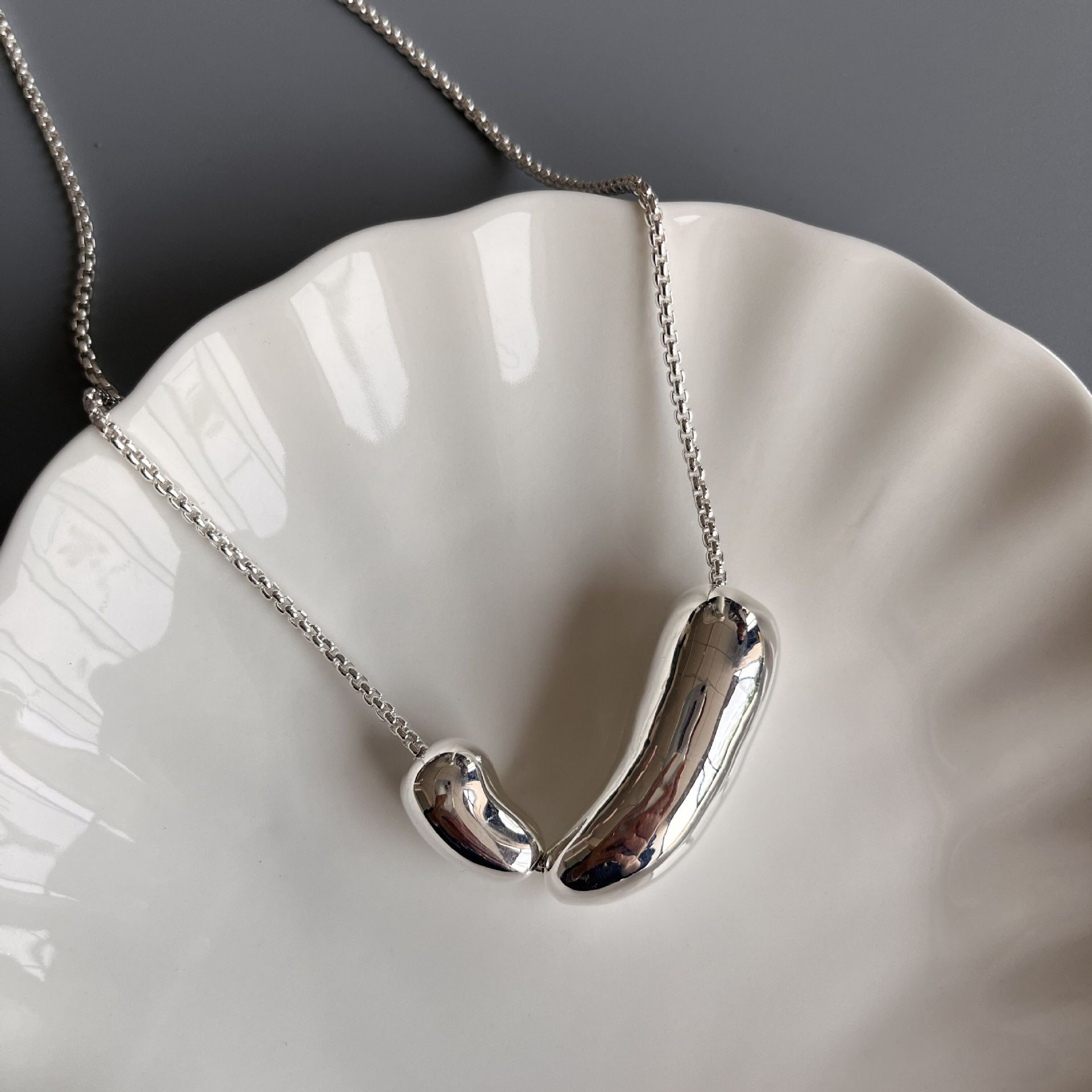 

2025 новое простое атмосферное ожерелье с подвеской в виде капли воды для женщин, нишевая цепочка для ключицы, дизайн свитера, цепочка