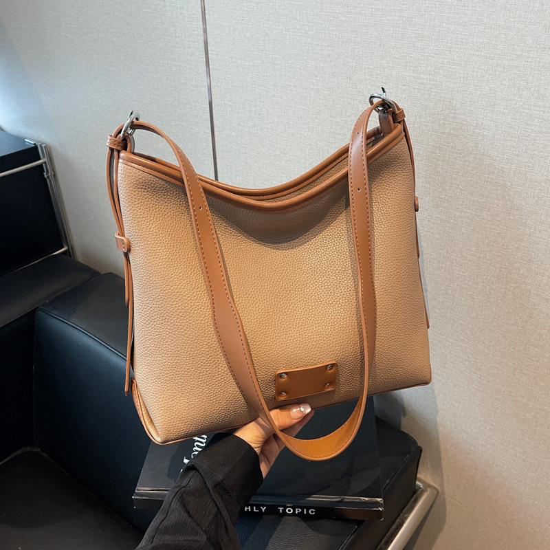 

Fashion versatile tote bag 2024 autumn new contrasting colors, advanced texture, large capacity shoulder messenger bag tide хакі