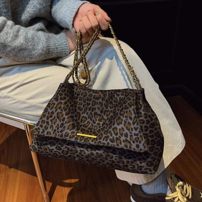 Dameveske i gull med glidelås og leopardmønster, crossbody