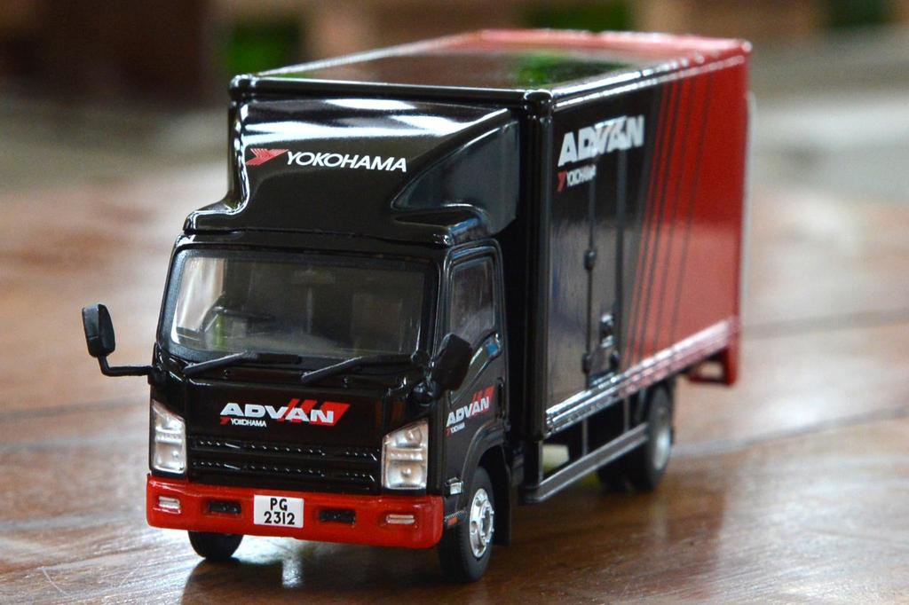 Tiny City Isuzu N Series ADVAN Diecast Miniature Car 1/64