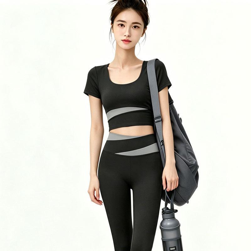 You can wear a contrasting color yoga suit, women's collar, short-sleeved trousers, shockproof gathering, sports and fitness two-piece set.