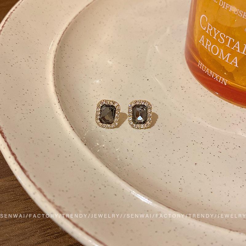 Black flash diamond stud earrings female French niche earrings classic Internet celebrity same earrings