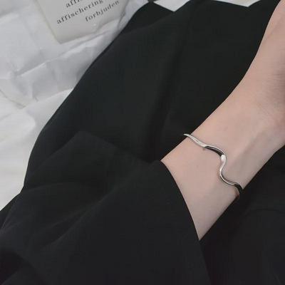 Bracciale aperto Mobius Onda Minimalista in Argento Sterling S925 per Donna