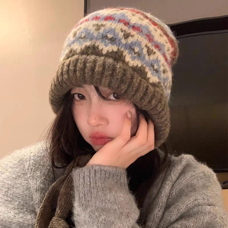 

New ethnic-style knitted wool hat for women, thickened for autumn and winter, warm and cold-proof, with ear protection, face-slimming, pullover 54-62CM（Can be used as