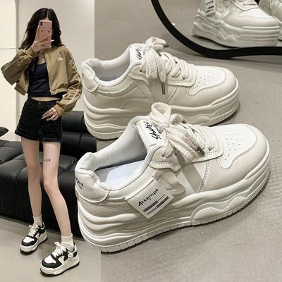 Zapatillas blancas de suela gruesa para mujer 2025 primavera nuevas zapatillas muffin realzantes versátiles casuales tipo board populares deportivas retro