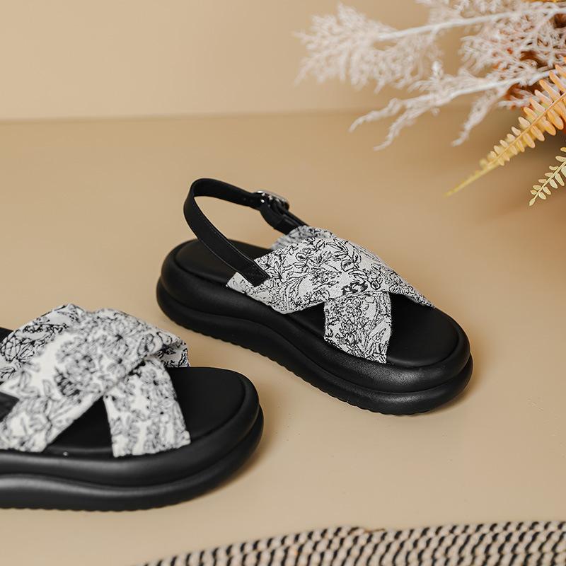 Sandalen im nationalen Stil Damen Plateau neue chinesische Art Sommer neu Retro runde Zehenpartie flache Sohle ethnischer Stil Outdoor-Bekleidung Strandschuhe