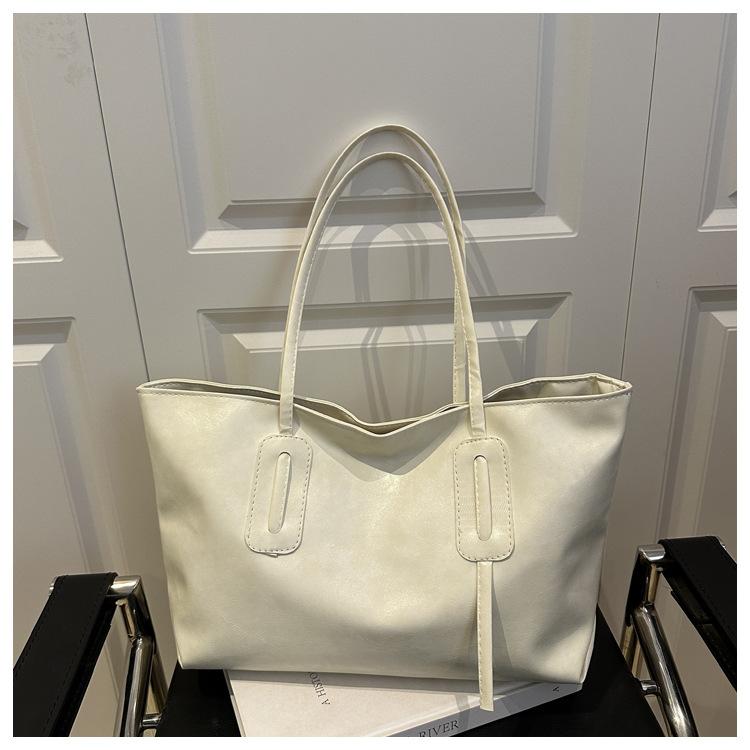 

Ретро мода большая вместимость 2025 повседневная однотонная новая сумка-тоут на плечо подмышку в ретро стиле с мягкой поверхностью белый