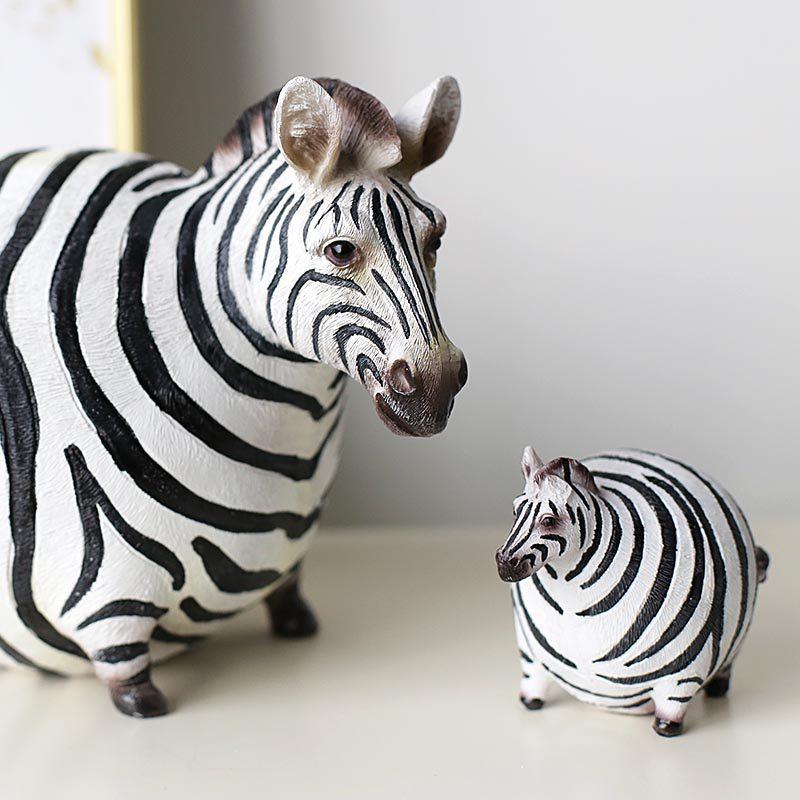 4 pezzi/set Ornamenti Famiglia Zebra in Resina Scultura Animale Simulazione Statua Zebra Decorazione per la Casa Ornamenti Artigianali Regalo per la Nuova Casa