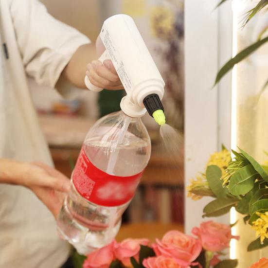 Multifunkční zavlažovací postřikovač Různé způsoby vývodů Pohodlné uchopení Kompaktní s datovým kabelem Časované zavlažování 4,8 W el.