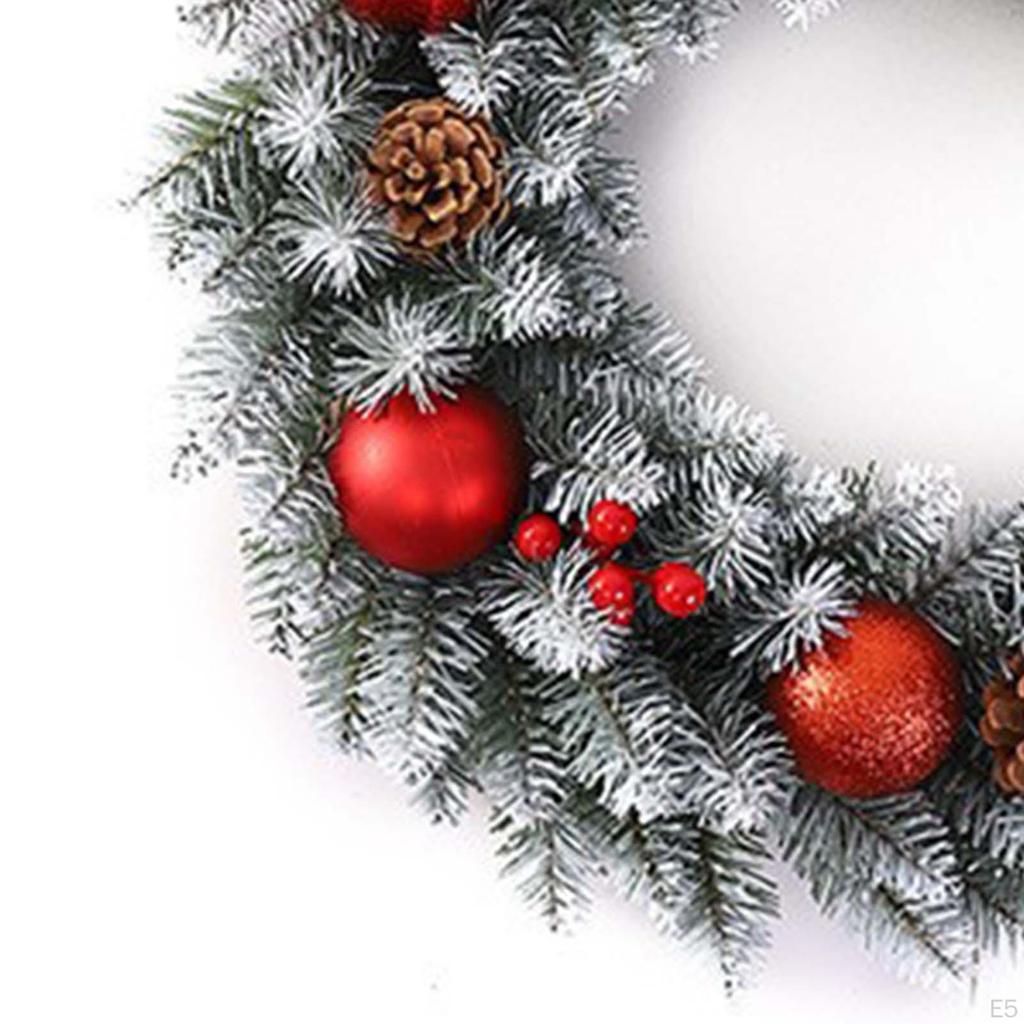 Künstlicher Weihnachtskranz mit künstlichen grünen Blättern, festliche Girlande im Landhausstil