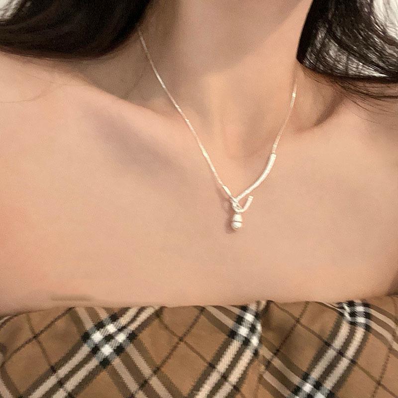 S925 Sterling Silver Pearl Clavicle Chain Necklace: Japanese-Korean Cold Aesthetic, Versatile Design for Women