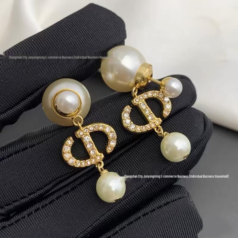 Women's Sweet Pearl Tassel Earrings with Inlaid Diamonds