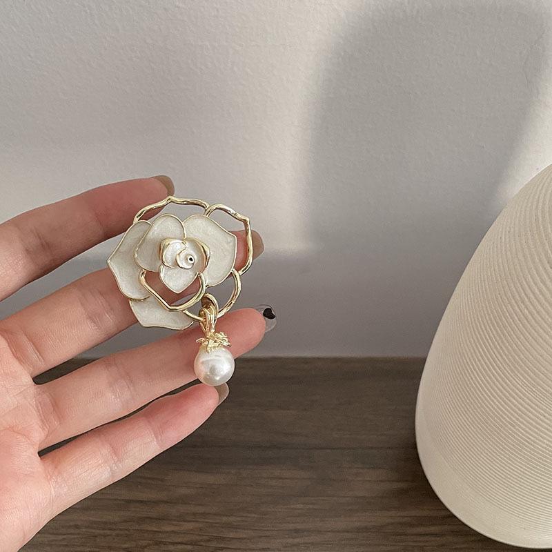 

Брошь Камелия с жемчугом: Изысканная женская брошь-бутоньерка