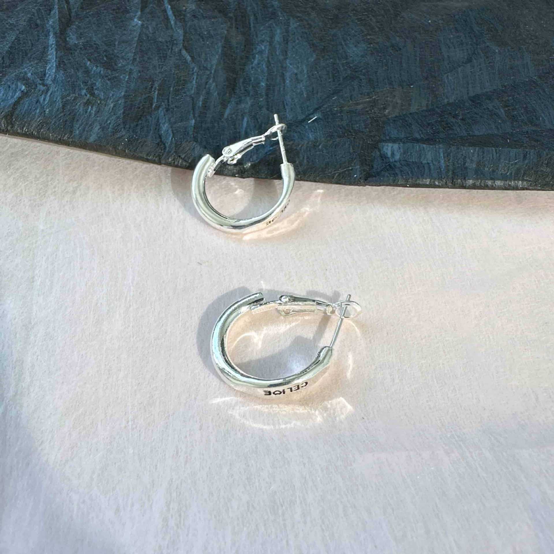 

Модные простые металлические пряжки для ушей с буквами, нишевые дизайнерские серьги для женщин, новые позолоченные роскошные серьги, подарки, драгоценности серебряный