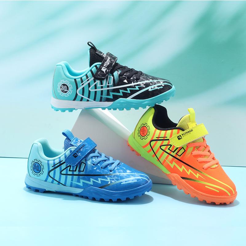 One piece 2025 children's primary school students flat football shoes girls broken nails youth sports shoes competition shoes