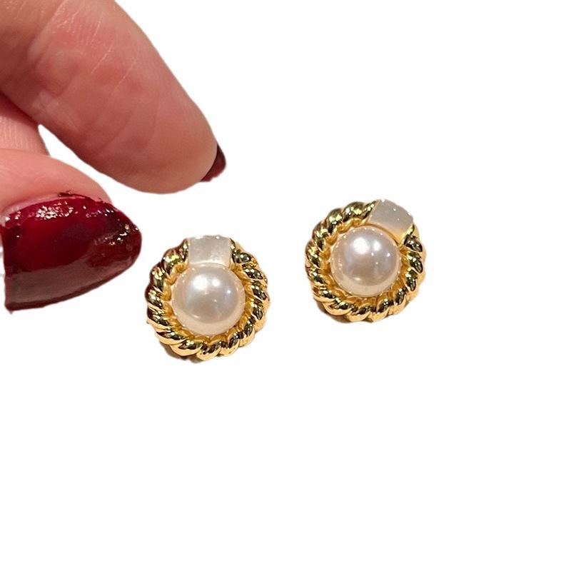 Natural freshwater pearl earrings s911 silver needle women's 11k gold injection niche design sense retro twist fritillary earrings