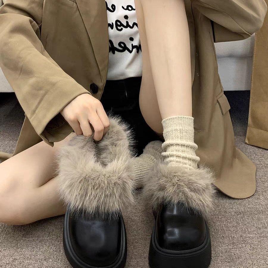 Non-slip cotton shoes are comfortable and piled on one foot, and leather Birkenstock snow boots are worn outside. Women's winter fluffy shoes