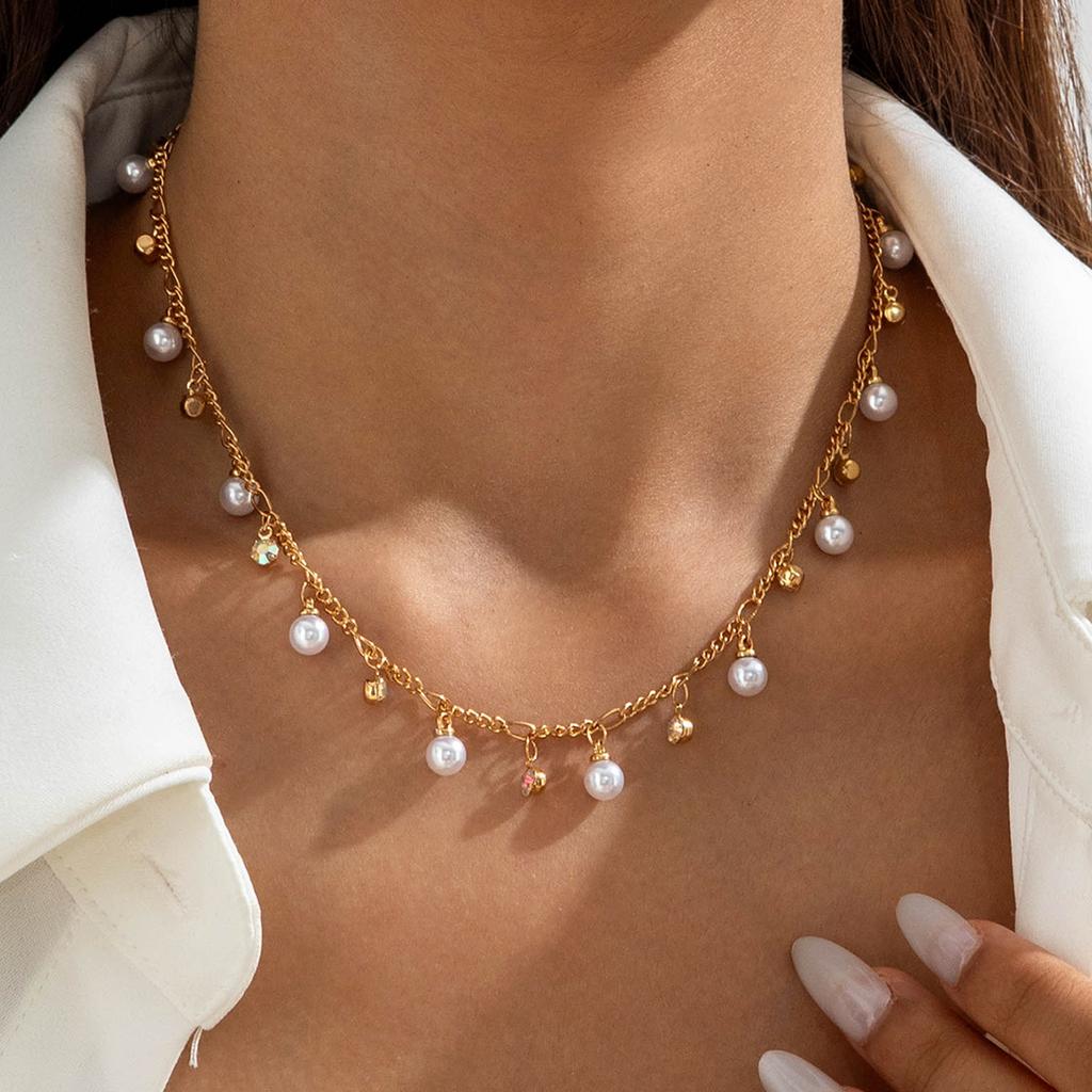 Light Luxury Color Diamond-encrusted Imitation Pearl Necklace, French Temperament Versatile Butterfly