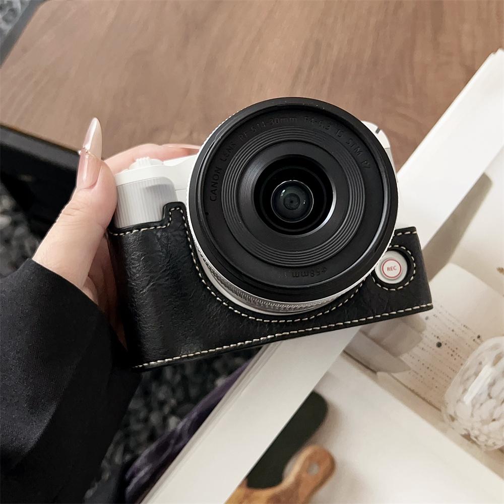 Handgefertigte Kamera-Halbtasche für Canon EOS R50V mit Bodenöffnung für Akkuwechsel, Gehäuseabdeckung aus PU-Leder