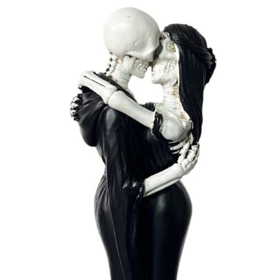 Skeleton Couple Kissing Figurine Romantic Skeleton Lovers Statue Resin Collectible Tabletop Ornament for Gothic Home Office Desk Decor