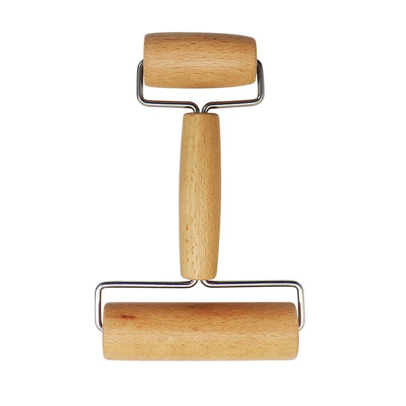 Drewniany wałek do ciasta i wałek do pizzy, kruszone orzechy, krakersy, ciasteczka do pieczenia i gotowania w kuchni