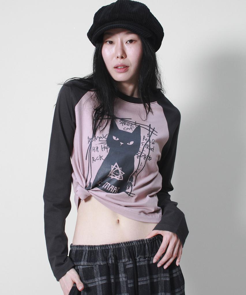Deumakeu Boss Cat Raglan Semi-Crop Long Sleeve T-Shirt Pink & Charcoal