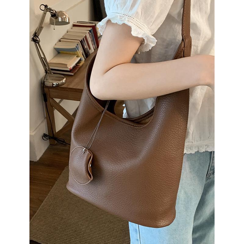

Korean version of casual large-capacity women s armpit bag women s 2025 new simple bucket bag solid color soft shoulder bag коричневый