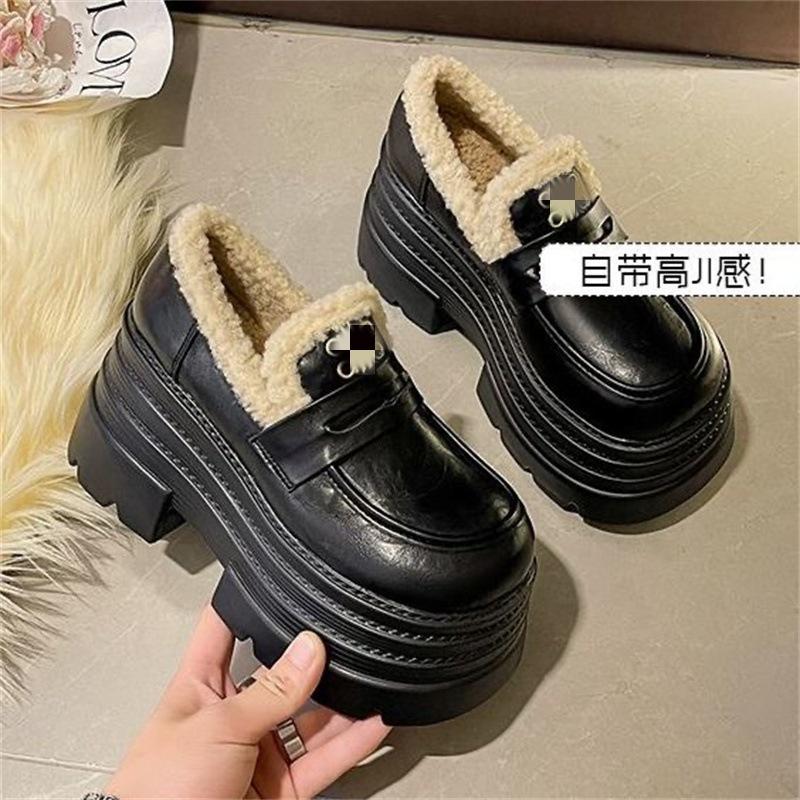 Petit homme avec une semelle épaisse et une hauteur de 8 cm, chaussures simples en peluche et douces, chaussures muffin et petites chaussures en cuir pour l'automne et l'hiver