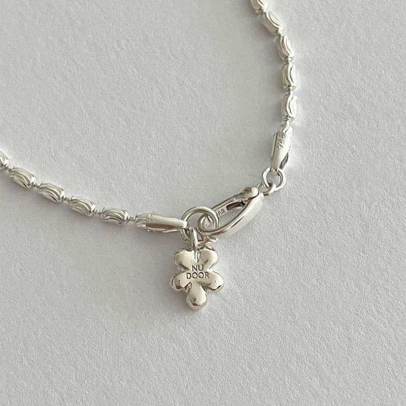 NUDOOR Tiny Flower Bracelet