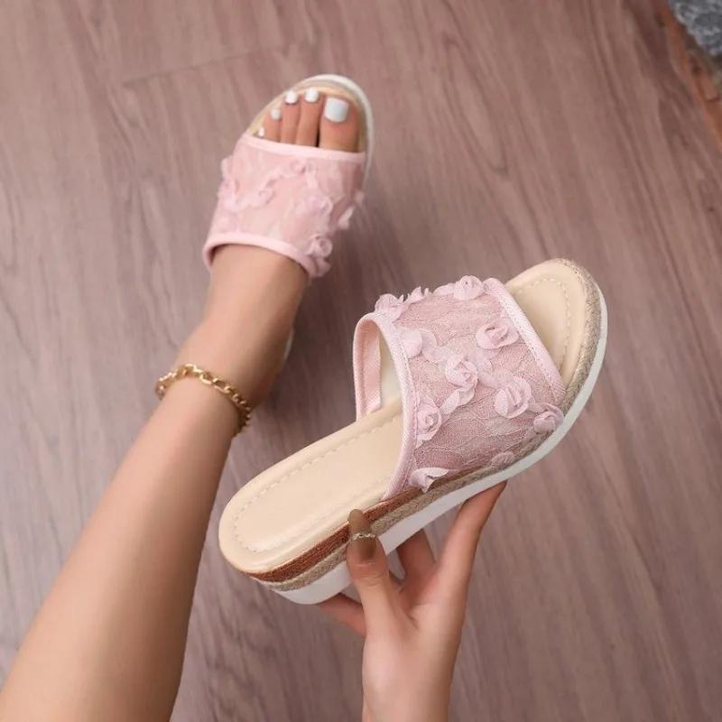 Móda Plus Size 2025 Léto Nové Dámské Pantofle s Otevřenou Špičkou Venkovní Horký Prodej Květinové Klínky Sandály Klasické Denní Domácí Pantofle Zapatos