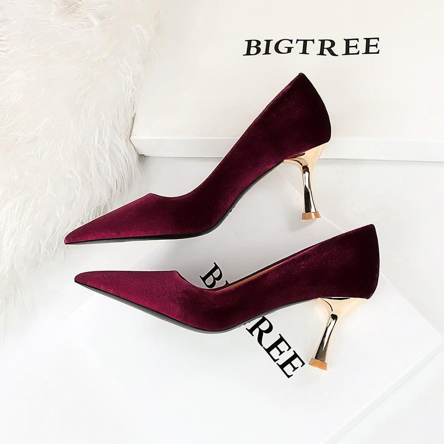 Moodsad peoõhtu kõrged kontsad, metallist kontsaga seemisnahast madala suuga terava ninaga kingad