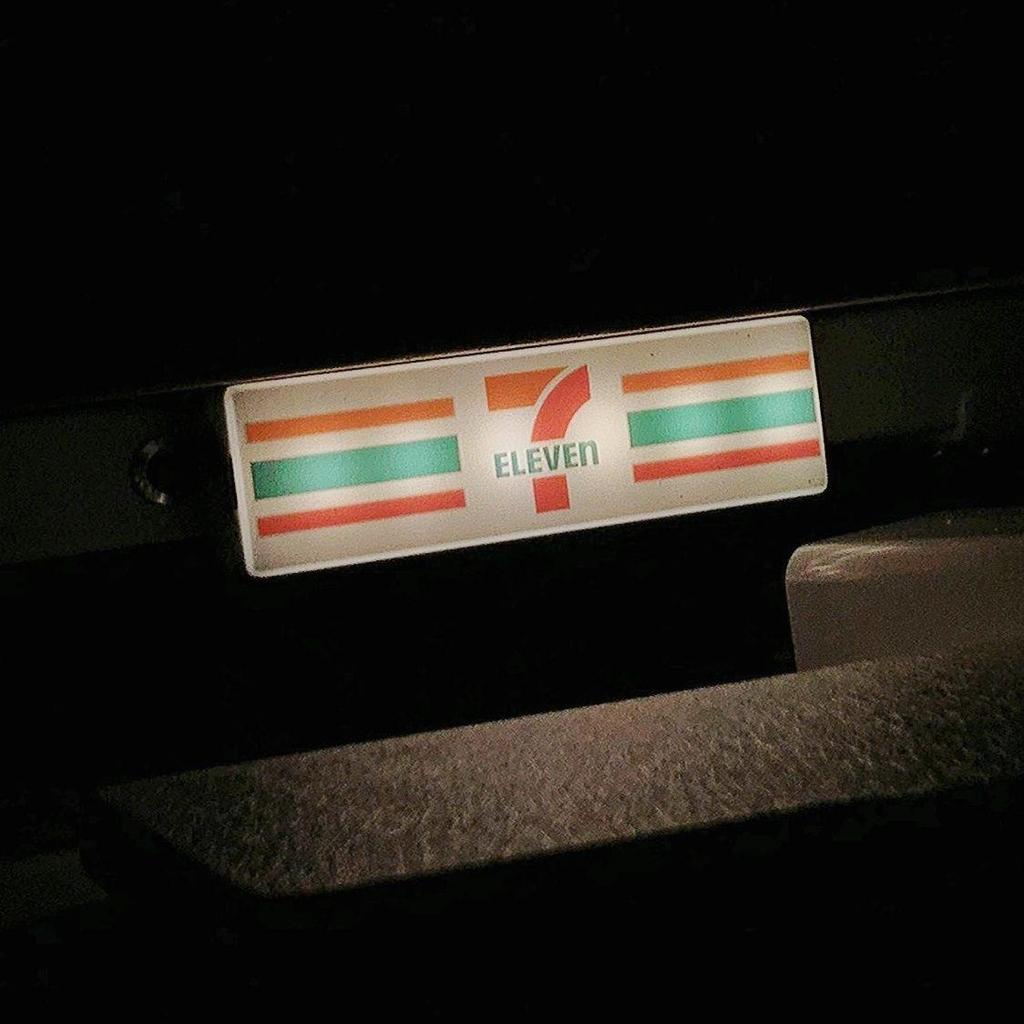 7-Eleven Magnetyczna Świecąca Naklejka na Lodówkę z Możliwością Ładowania