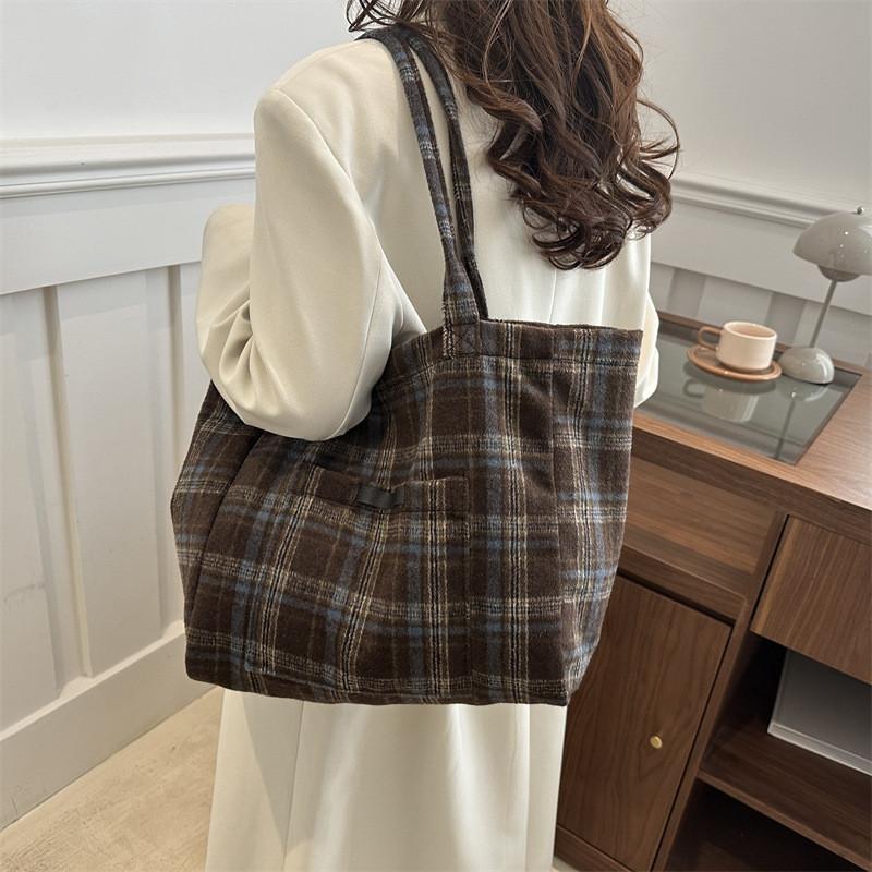 Luxurious Large Tote Bag For Women Stylish Plaid Design Perfect For Fall And Winter