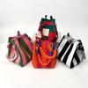 Bolso de cubo tejido retro multicolor es simple y de bloques de color, versátil y fácil de llevar contigo