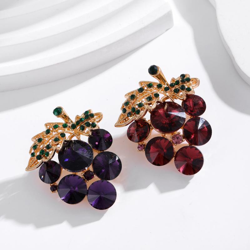 Fashionable Rhinestone Grape Brooch Simple and Personalized Fruit Shaped Pin Formal Dress Corsage