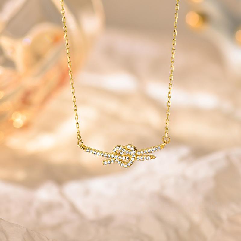 Knot Heart Necklace Full of Diamond, Light Luxury, and High Grade Sense Inn Ladies Necklace Ornaments, Collar Chain Women