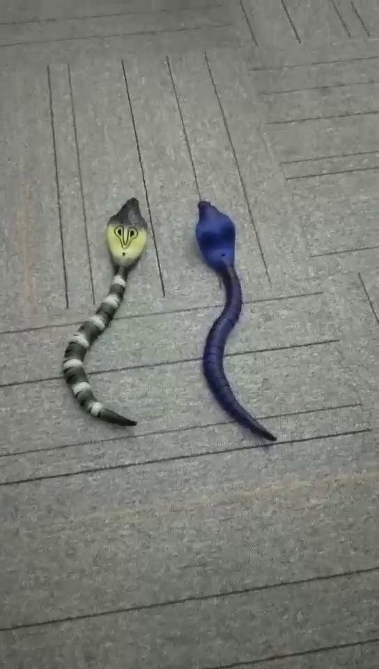 Giocattolo serpente telecomandato giocattolo serpente ricaricabile RC giocattoli rettili spaventosi giocattoli scherzi lunghi 43 cm per bambini