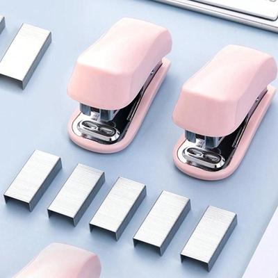 1 Stück Rosa 3-in-1 Mini-Hefter, Sattelhefter und Klammerentferner-Set (Kapazität: 830 Staples), 26/6 Standard, Schulanfang