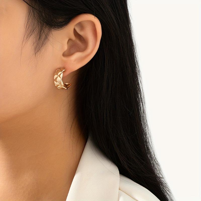 A pair of alloy geometric earrings, fashionable and atmospheric, retro, elegant and simple, for friends