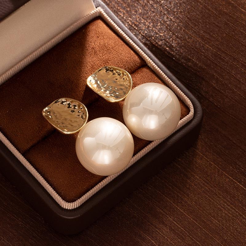 French Retro Pearl Geometric Earrings Exaggerated Fashion Temperament Stud Earrings Niche Light Luxury High-End Ear Jewelry