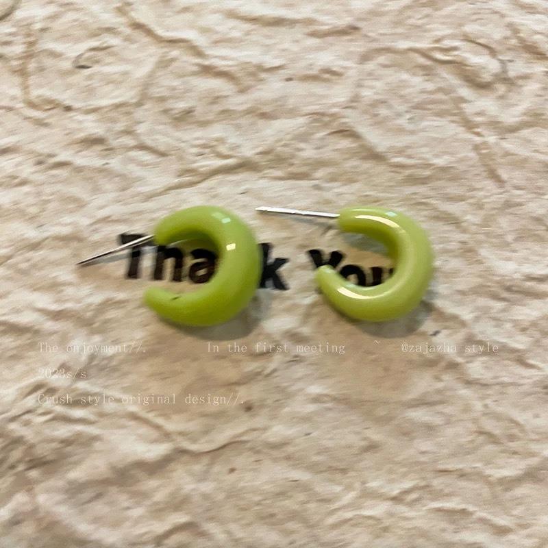 

Seaside vacation style straw sunflower earrings personality temperament is thin and versatile western style earrings