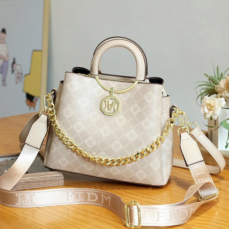 2025 new niche portable bucket bag fashionable versatile soft leather messenger bag